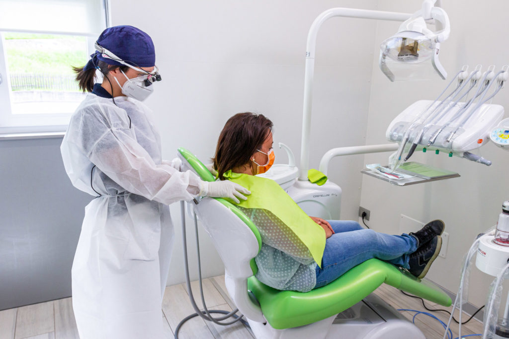 Seduta di visita presso lo studio odontoiatrico Thomas Zorzi